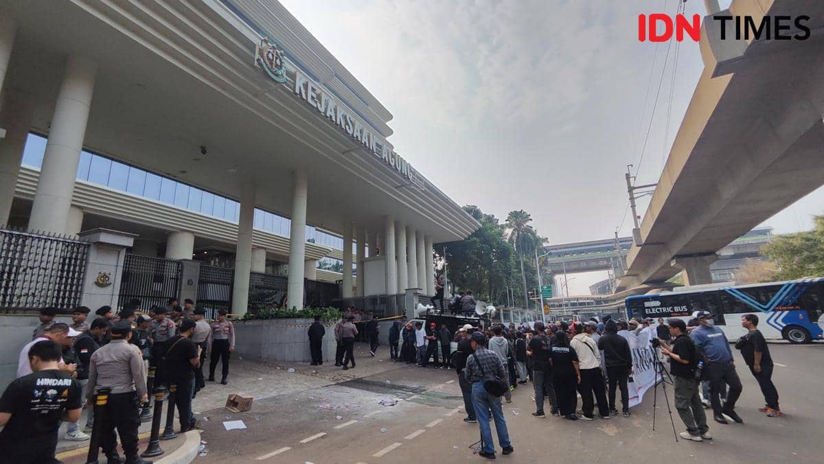 Demo di Kejagung, Massa Desak Eks Jampidsus Febrie Segera Ditangkap