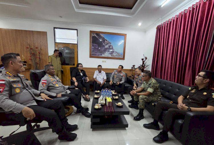 Forkompinda Flores Timur dan Wakapolda NTT duduk berdiskusi di ruang pertemuan membahas penanganan konflik Adonara Timur.