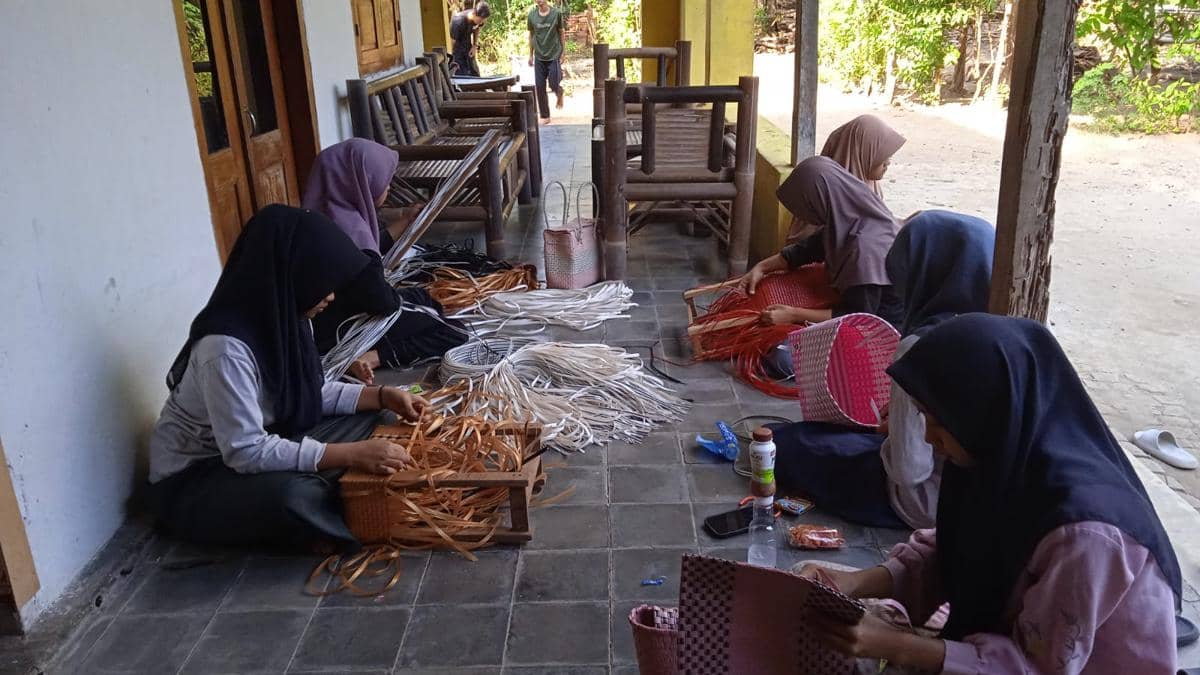 Karya Santri Menganyam Harapan hingga Menyeberang Pulau