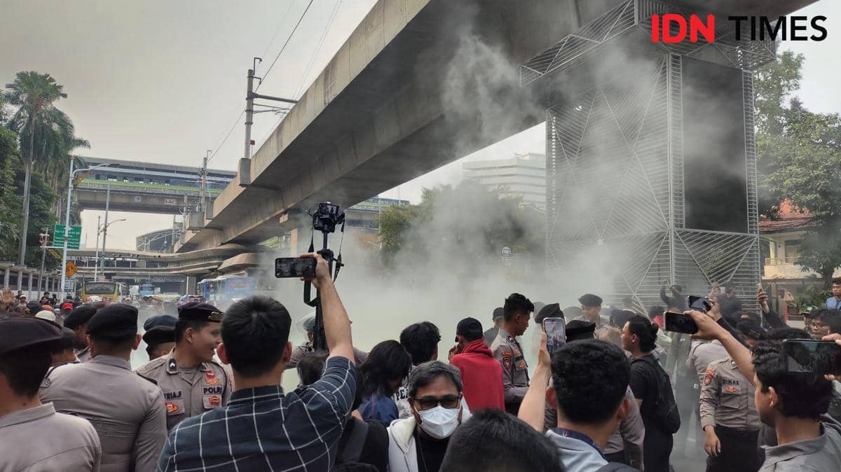 Demo di Kejagung Ricuh, Massa Bakar Ban hingga Blokade Jalan