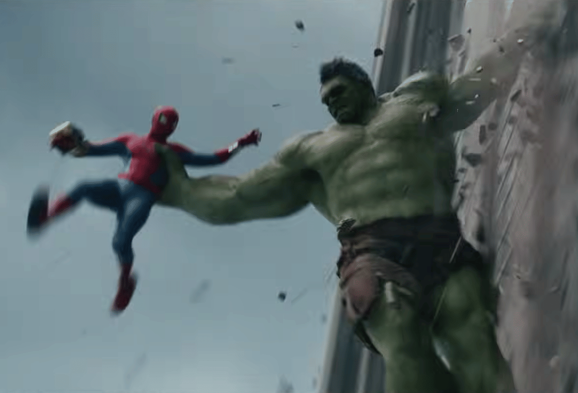 Spider-Man terpental ke udara setelah diserang oleh Hulk di sisi gedung tinggi dalam adegan aksi intens dari film superhero.