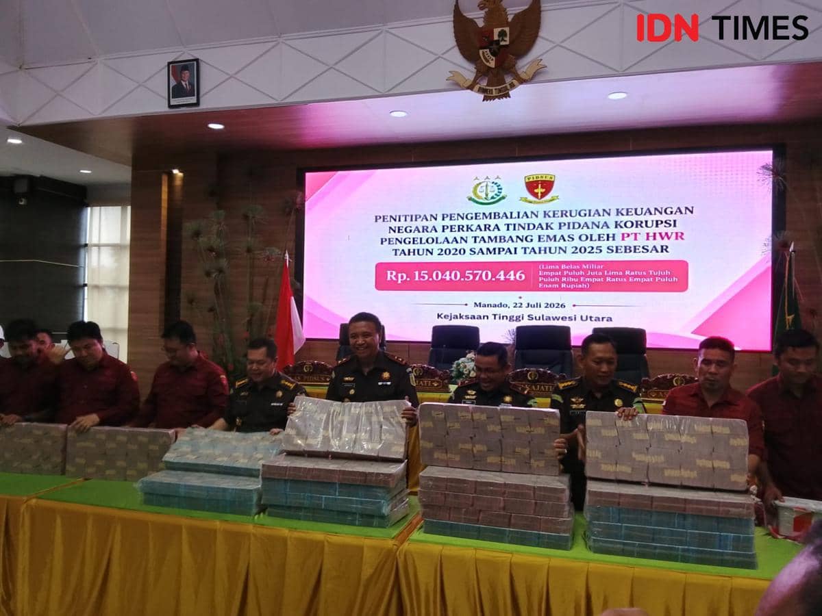 Pejabat Kejaksaan Tinggi Sulawesi Utara memperlihatkan tumpukan uang hasil korupsi tambang PT HWR dalam konferensi pers di Manado.
