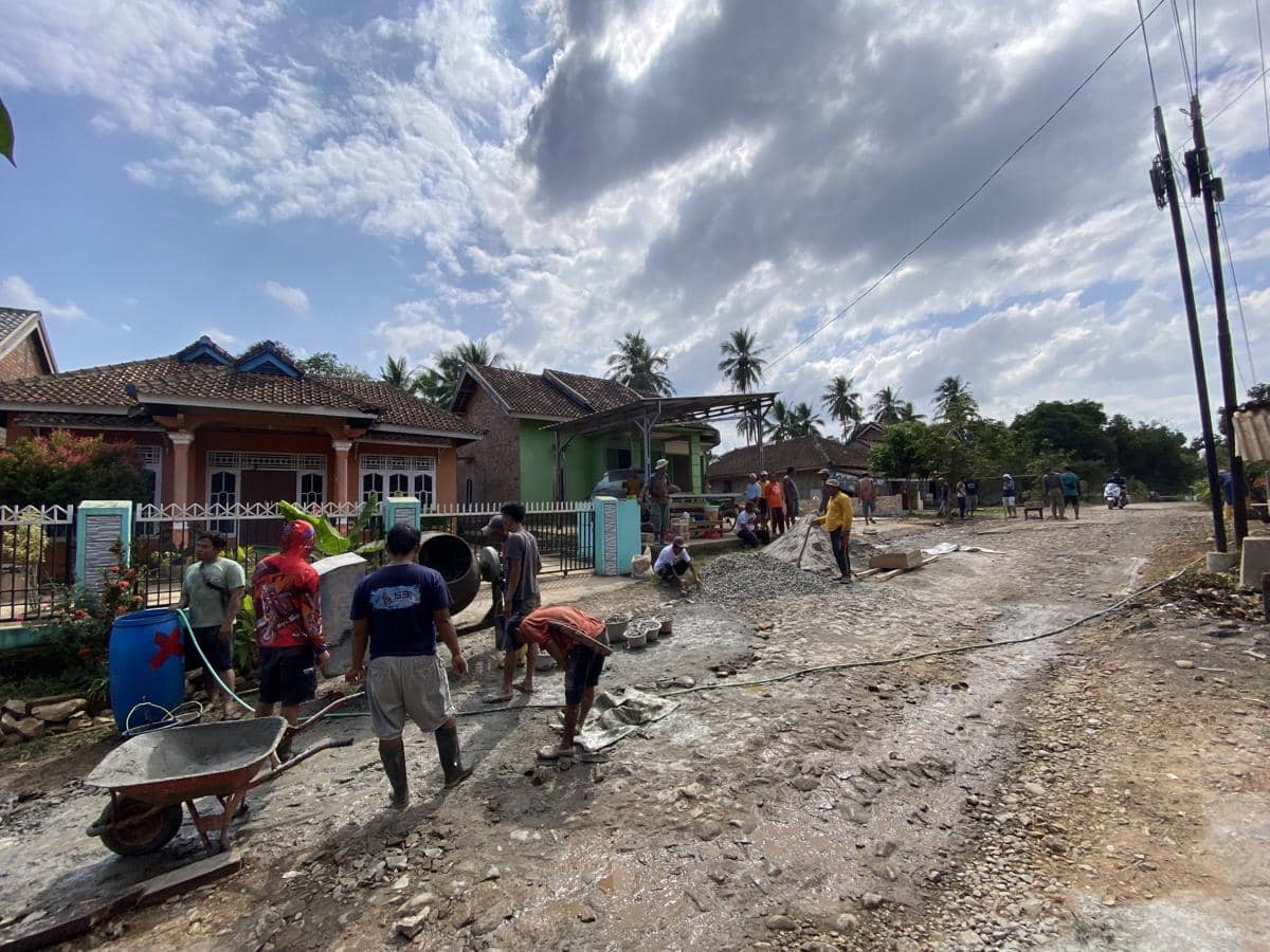 Lelah Menunggu, Warga Way Kanan Pilih Patungan Swadaya Cor Jalan Rusak