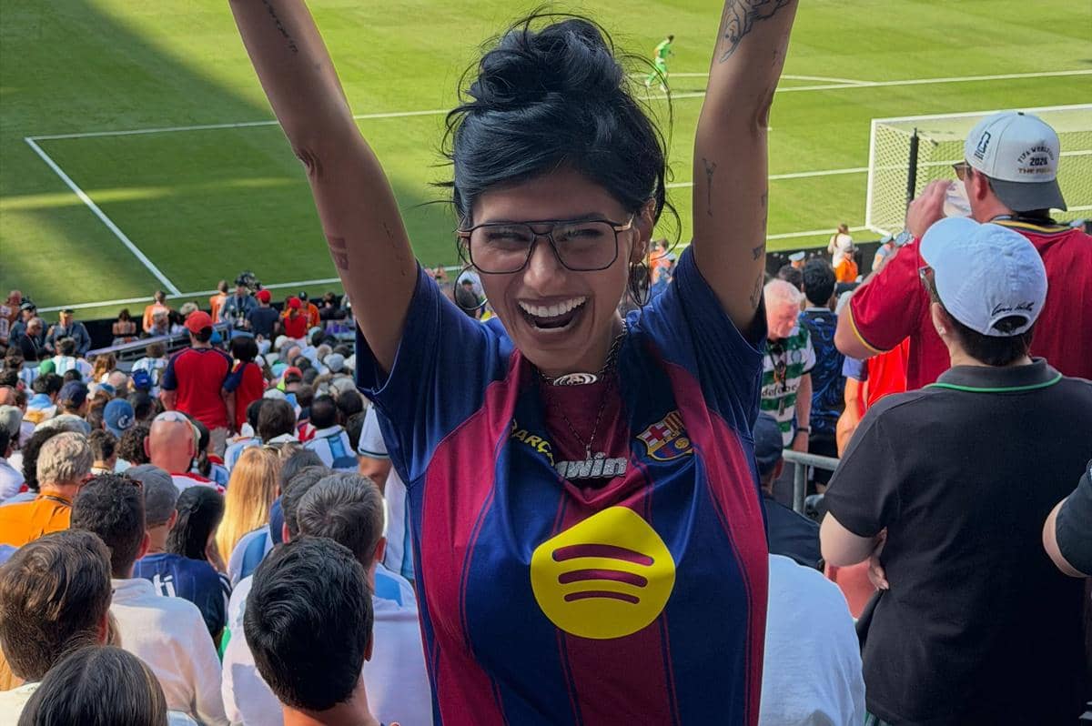 7 Potret Mia Khalifa Nonton Final Piala Dunia 2026, Dukung Yamal