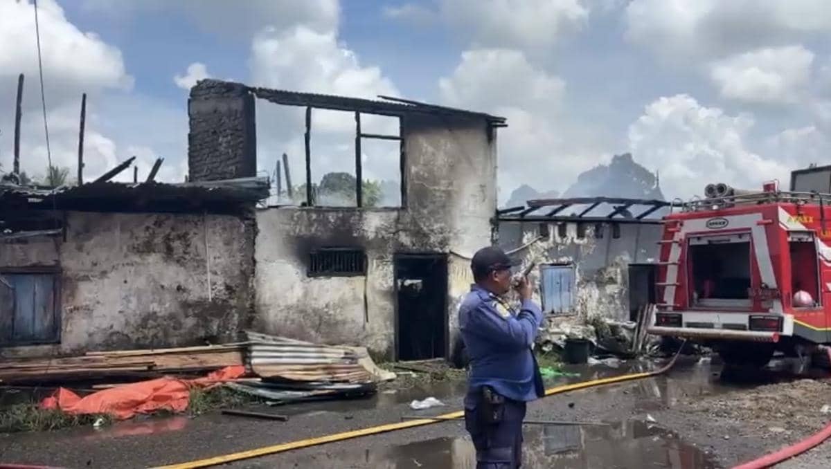 Petugas pemadam kebakaran memantau bangunan hangus akibat kebakaran di Kayu Tanam, Padang Pariaman, dengan mobil pemadam di lokasi.