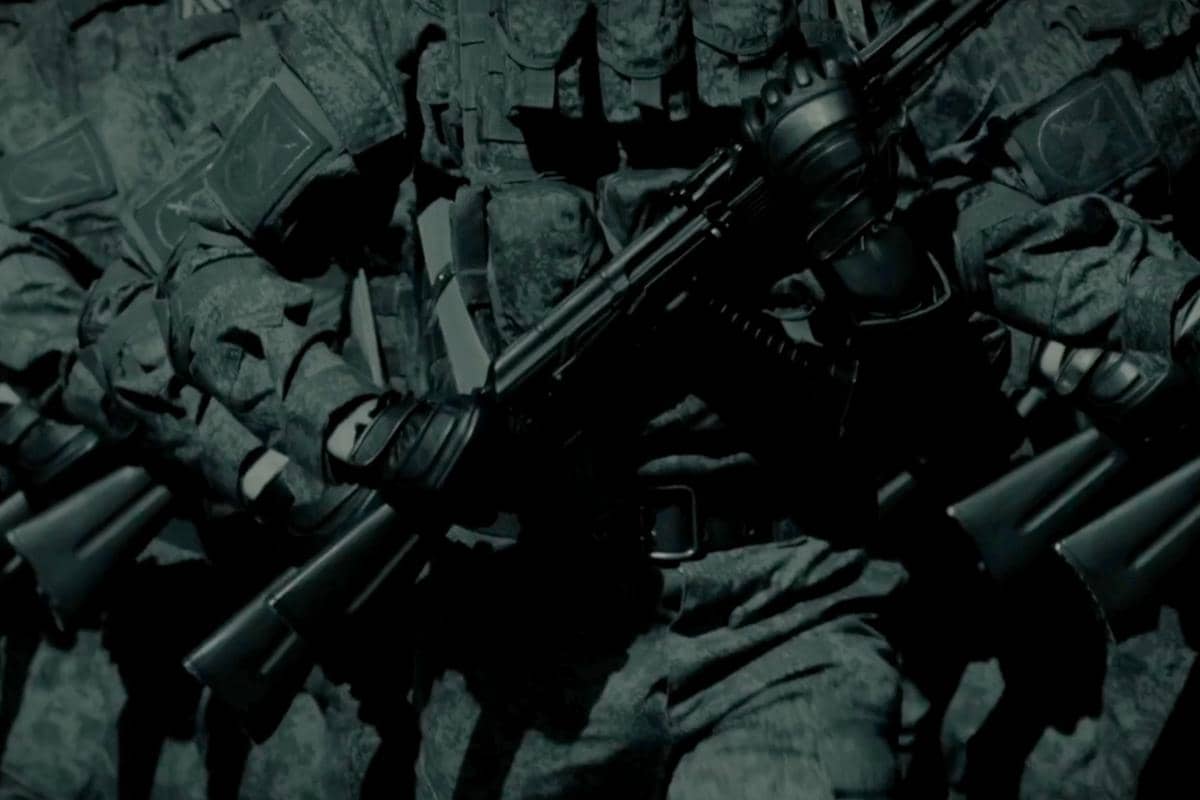 Beberapa tentara berpakaian seragam taktis berwarna gelap memegang senjata dalam suasana redup dari cuplikan drama A Shop for Killers 2.