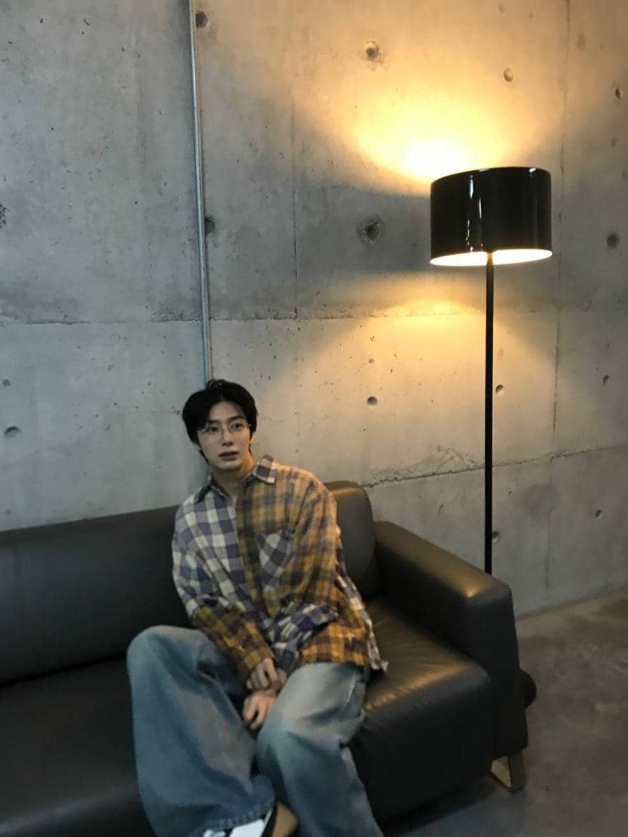 ide smart casual outfit ke bioskop ala Hyungwon
