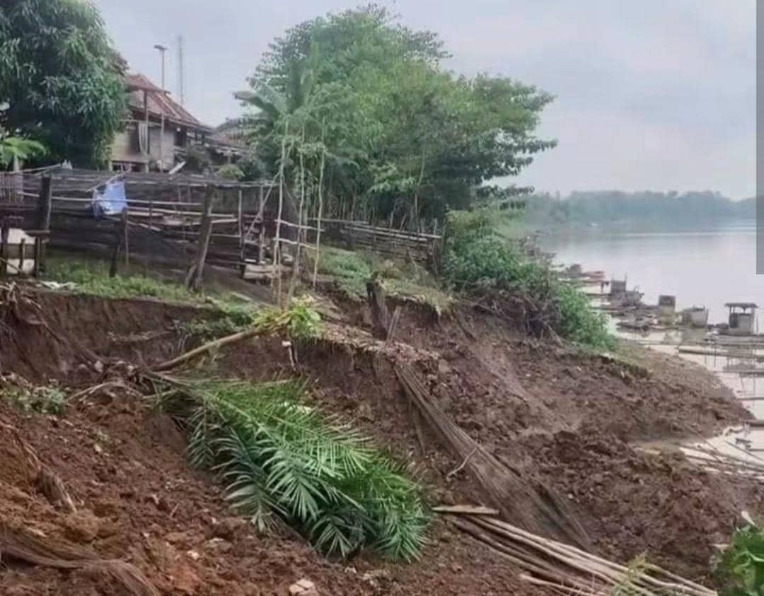Hujan Deras Picu Longsor di Bantaran Sungai Musi, Rumah Warga Rusak