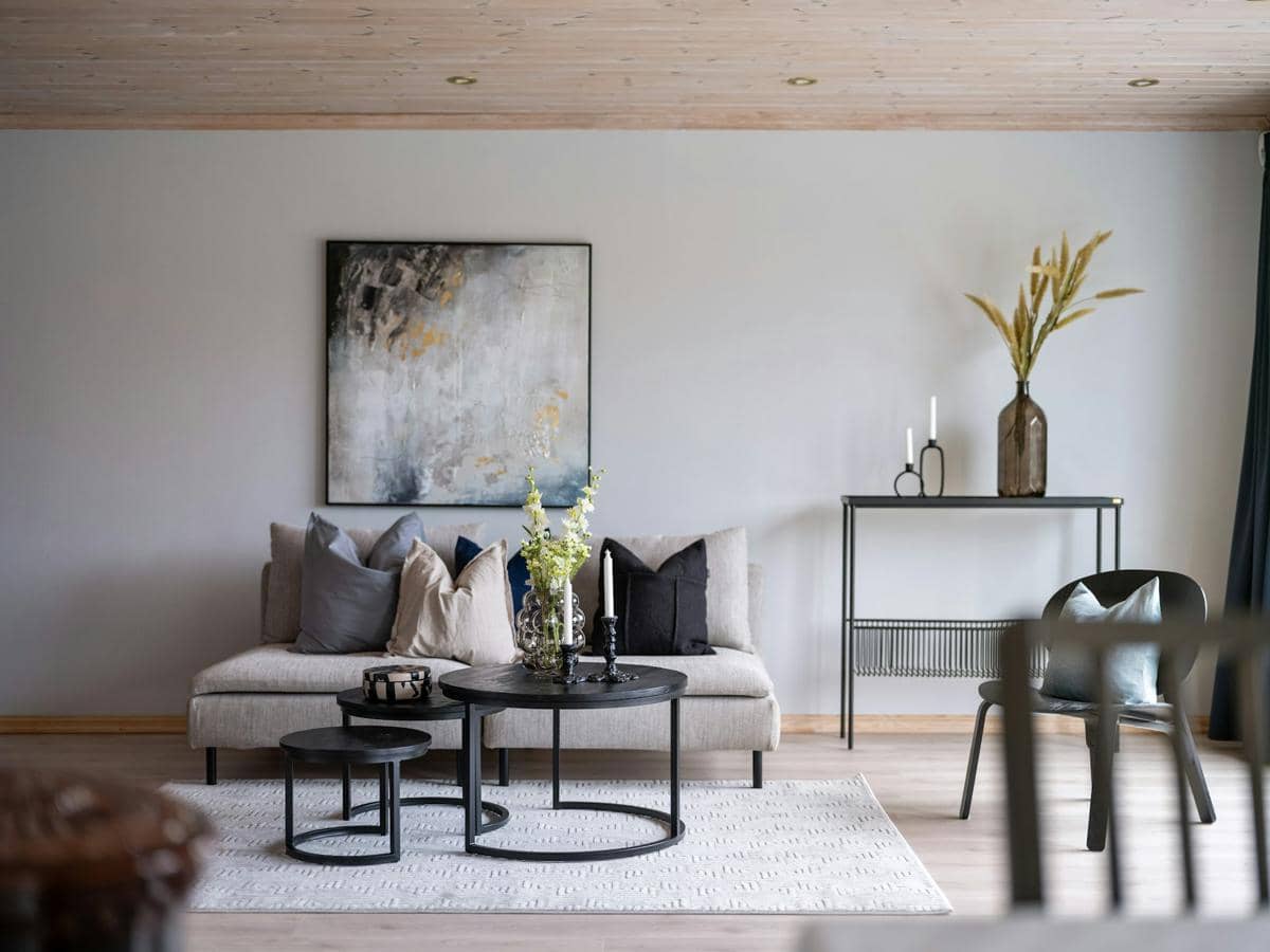 https://unsplash.com/id/foto/ruang-tamu-yang-dipenuhi-dengan-furnitur-dan-lukisan-di-dinding-XUqstGHHlQc