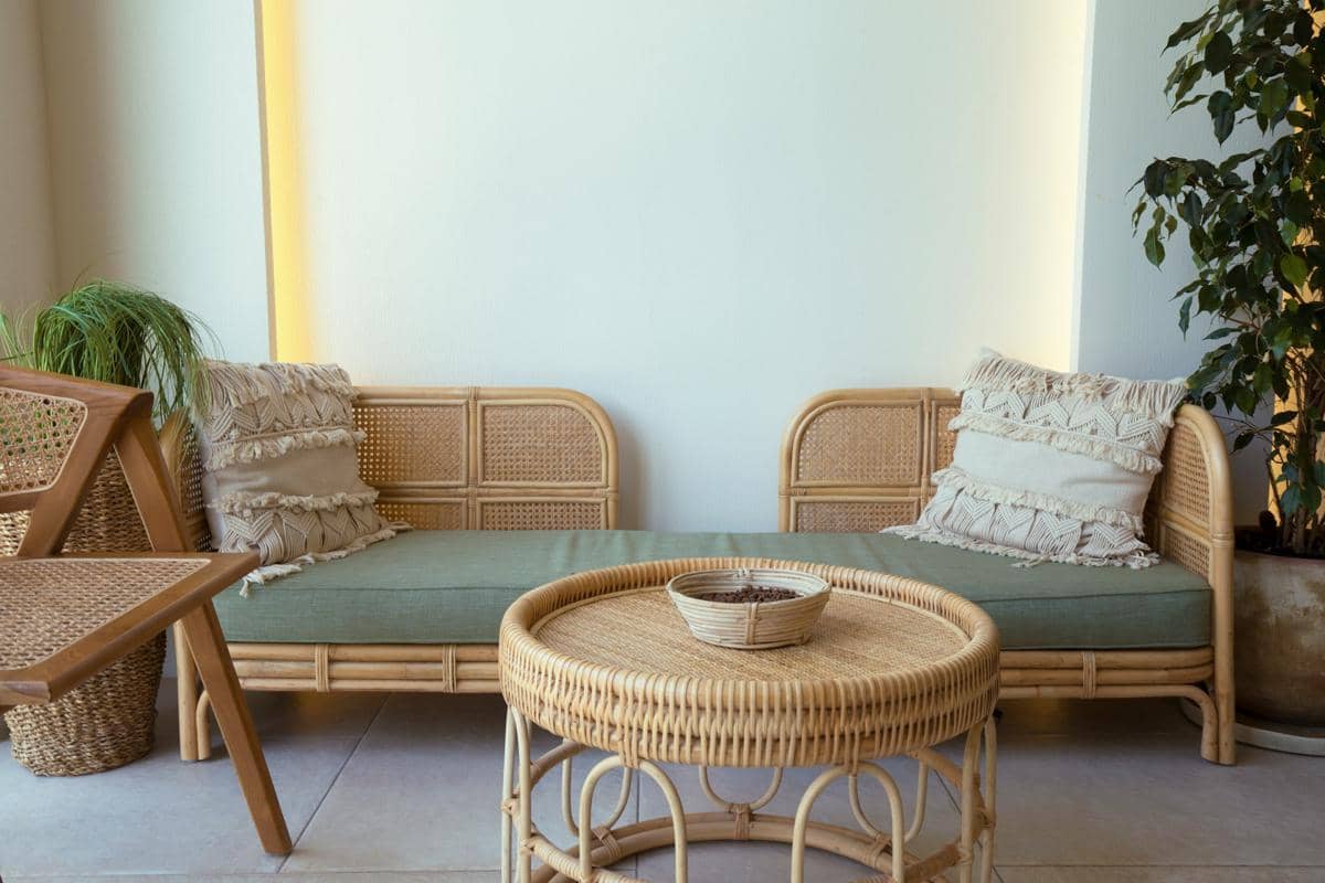 https://unsplash.com/id/foto/kamar-dengan-sofa-dan-kursi-v8PlE-T9Zxg