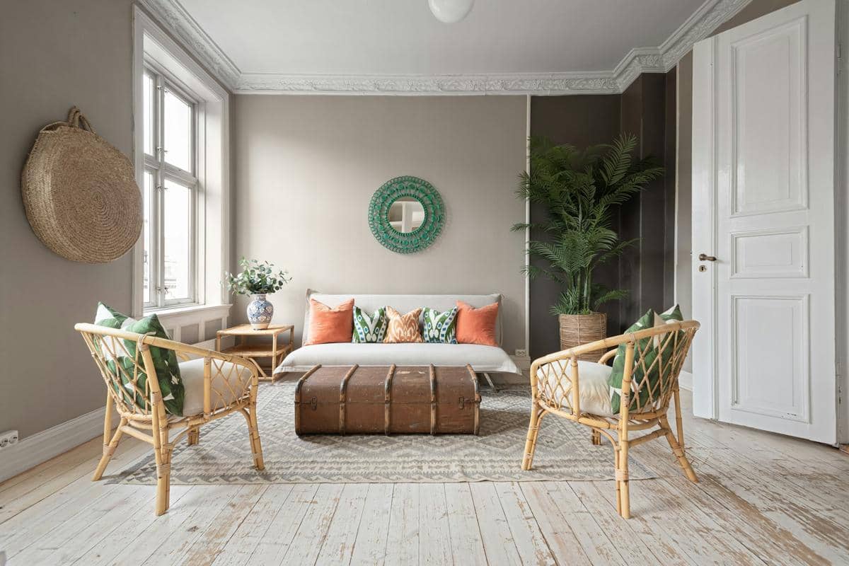 https://unsplash.com/id/foto/ruang-tamu-yang-dipenuhi-dengan-furnitur-dan-jendela-besar-aWCI45XDEDY