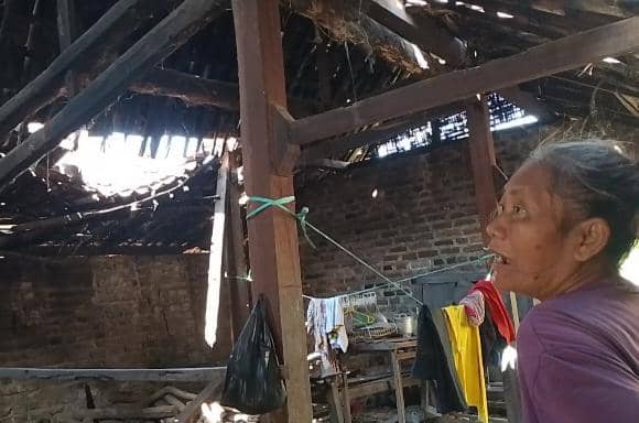 Dua Lansia Disabilitas di Magetan Bertahan di Rumah Lapuk