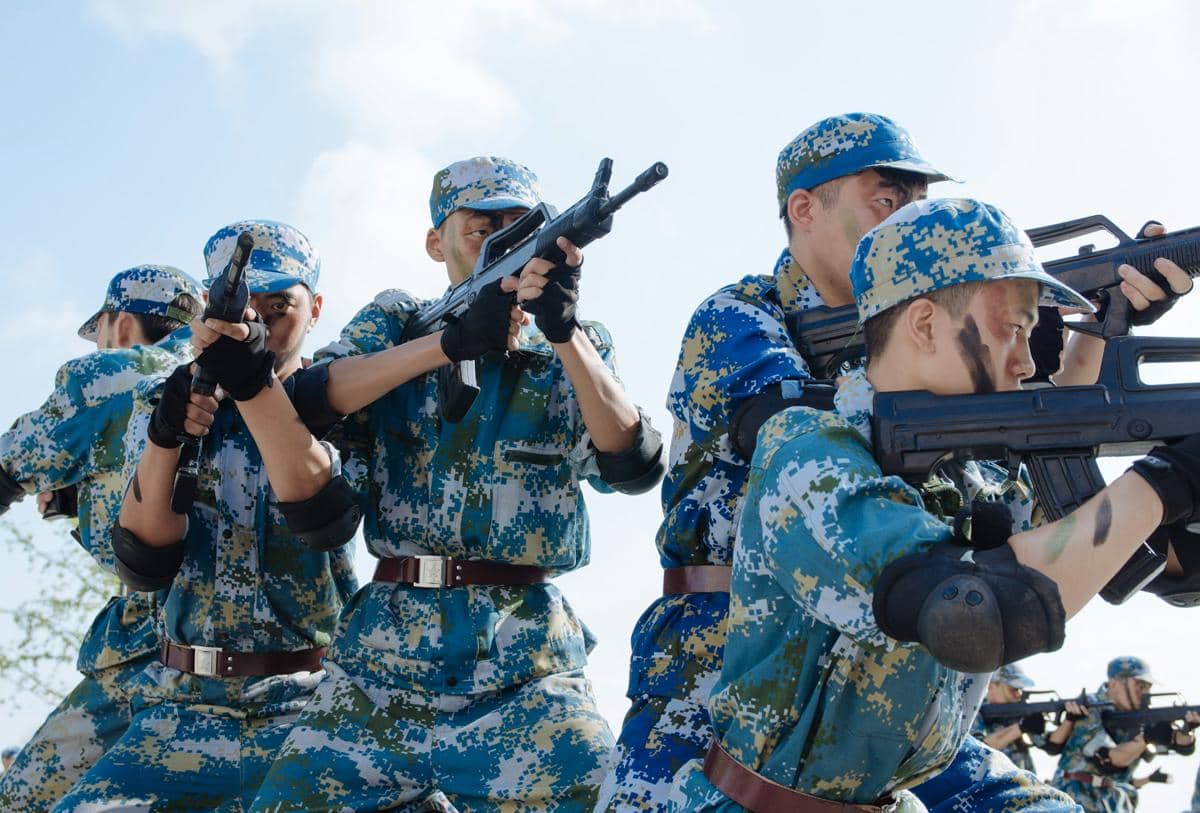 pasukan tentara memegang senapan