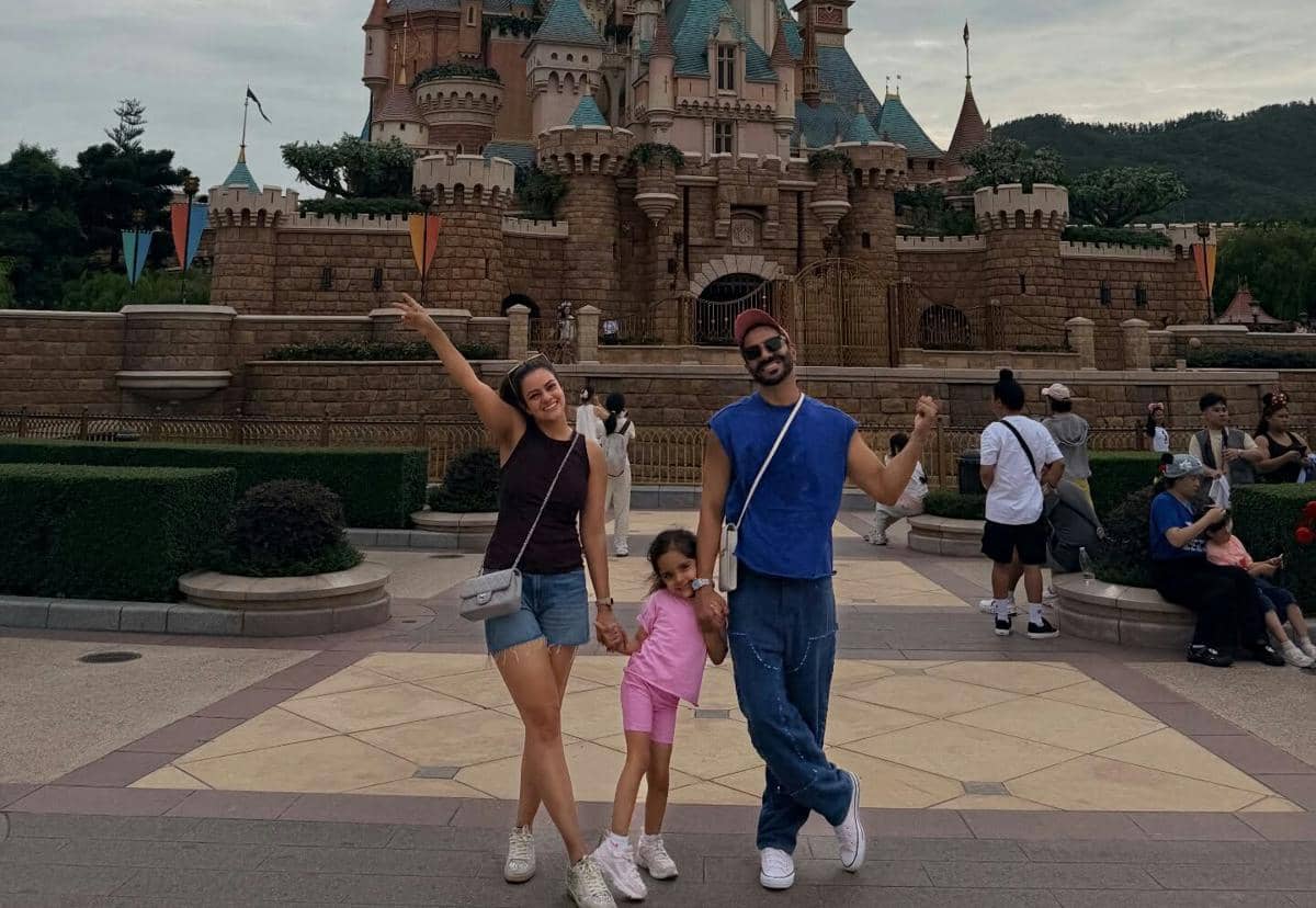 9 Momen Aparshakti Khurana Liburan di Hong Kong, Main ke Disneyland