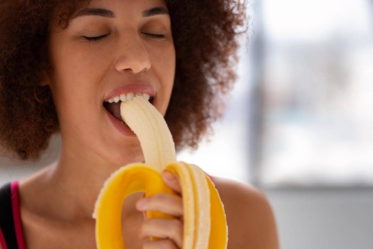 ilustrasi makan pisang