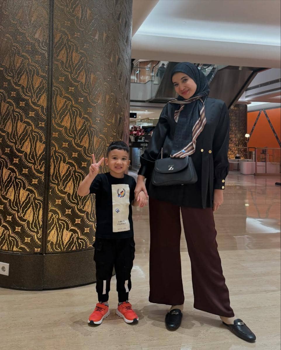 gaya busana ibu dan anak ala Zaskia Sungkar