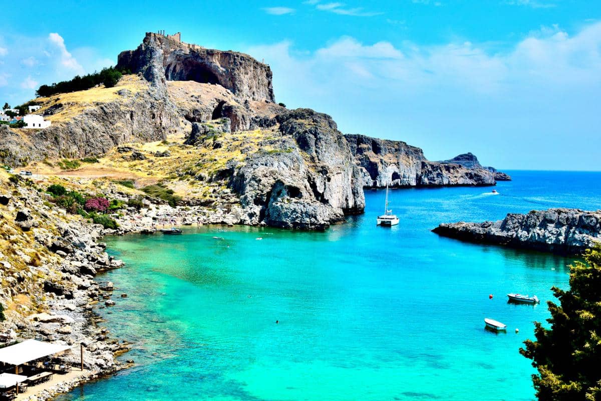 ilustrasi salah satu pantai di Pulau Rhodes
