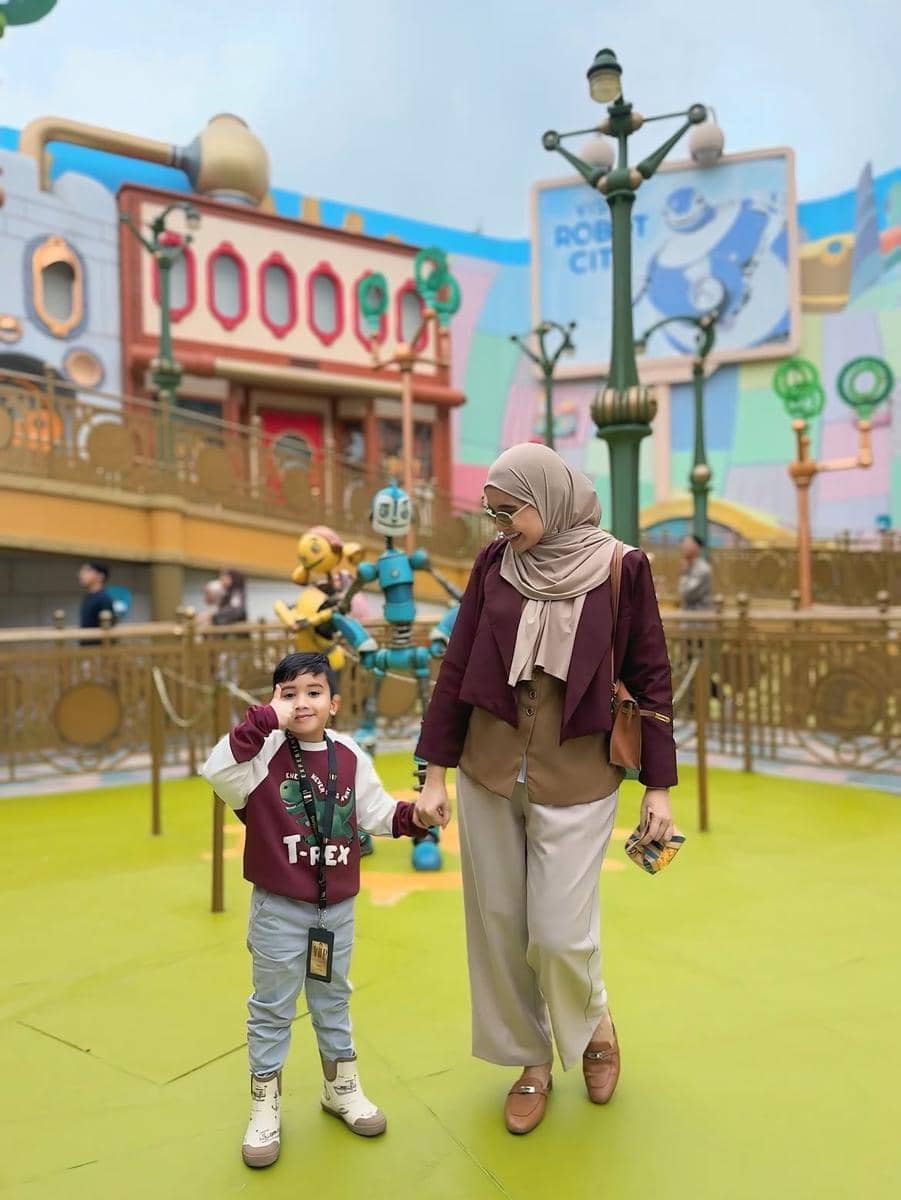 gaya busana ibu dan anak ala Zaskia Sungkar
