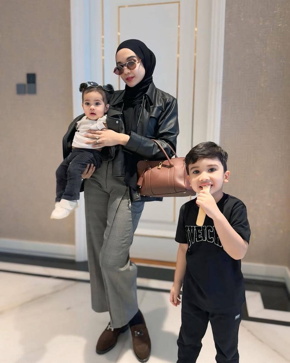 gaya busana ibu dan anak ala Zaskia Sungkar