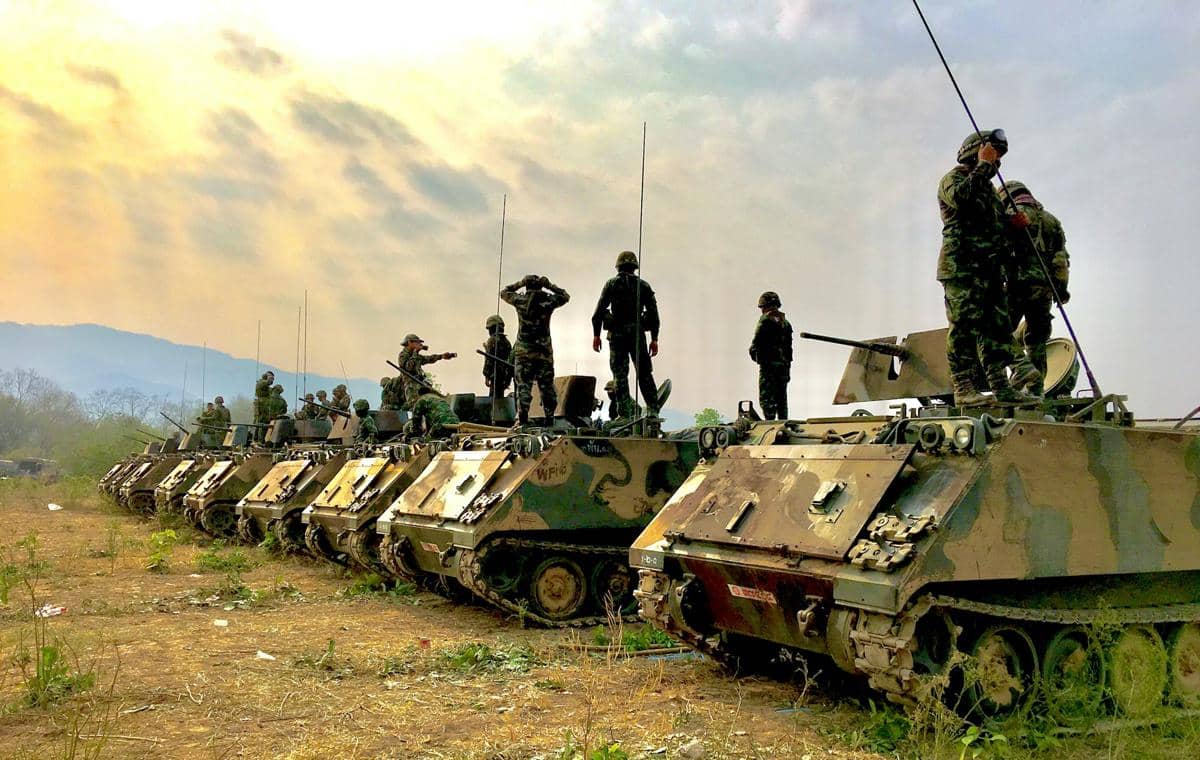tentara berdiri di atas tank