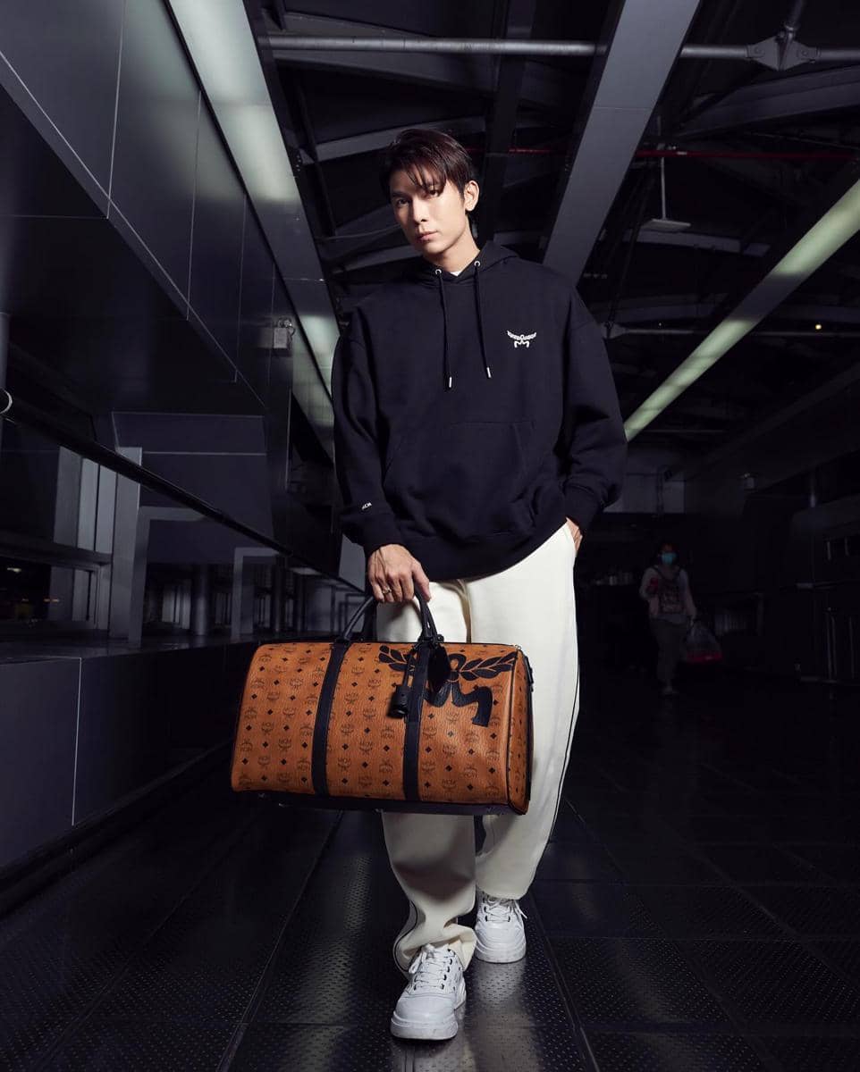 Mix and Match ke Bandara ala Mew Suppasit