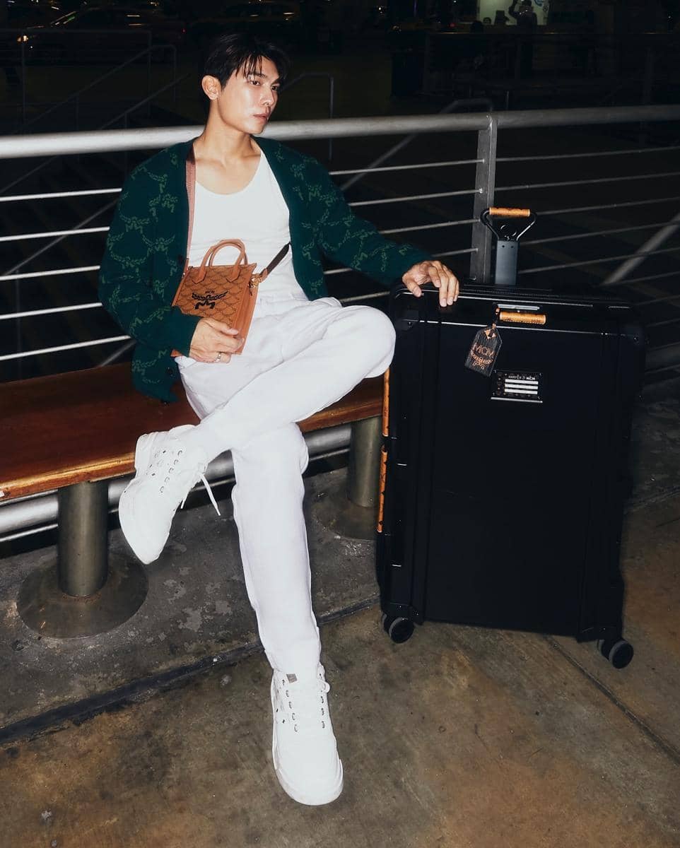 Gaya ke Bandara ala Mew Suppasit 