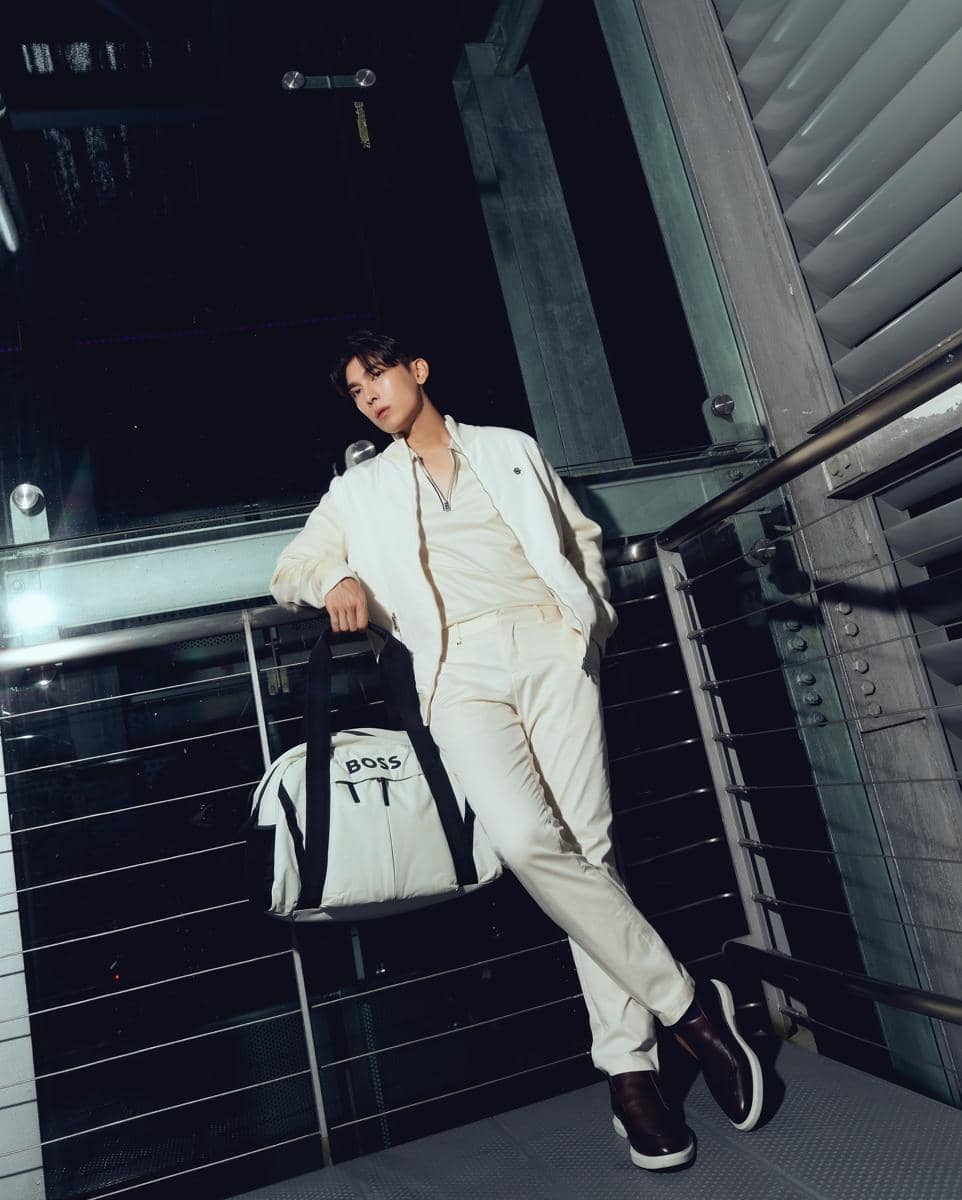 Outfit ke Bandara ala Mew Suppasit