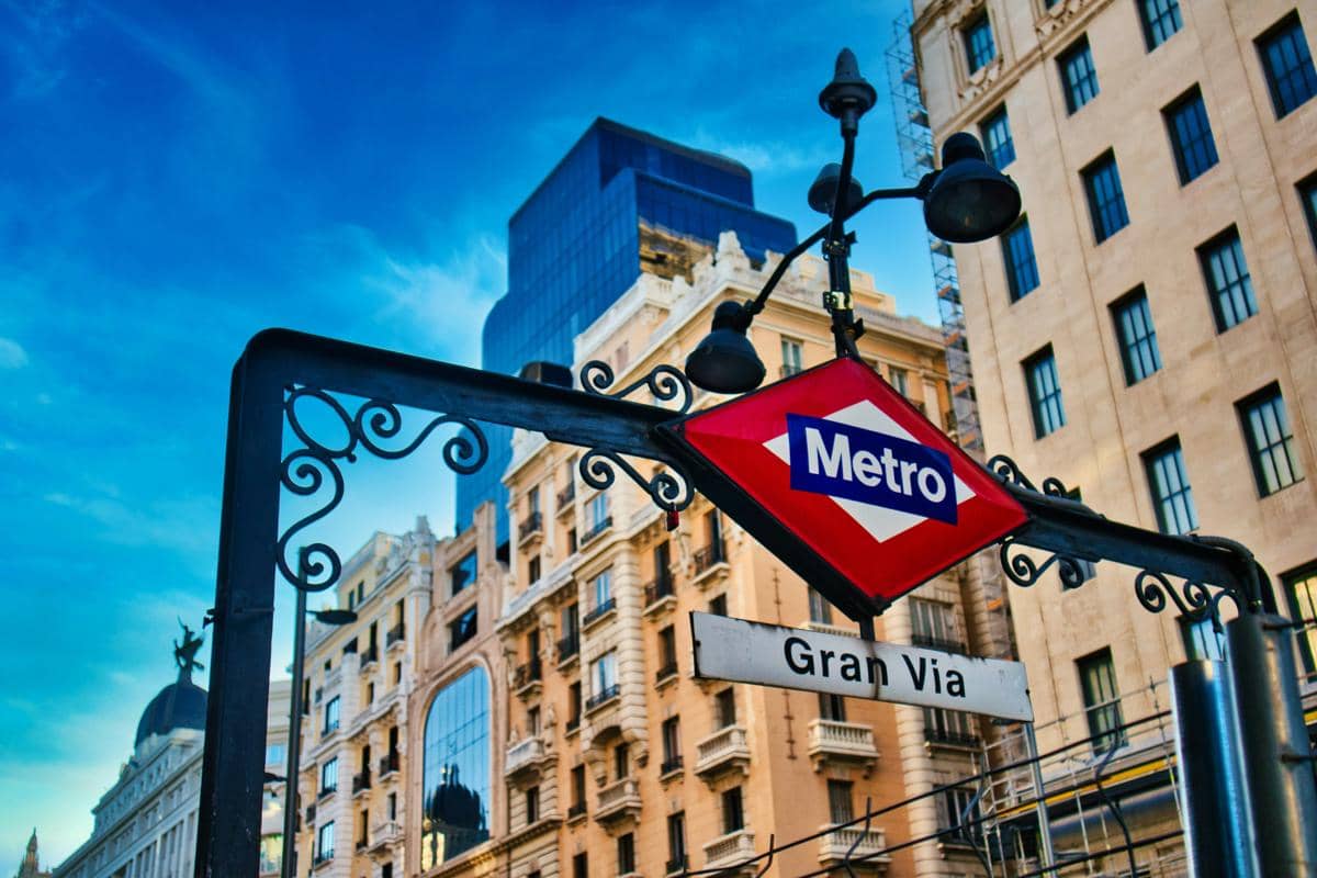 ilustrasi tanda stasiun metro di Madrid, Spanyol