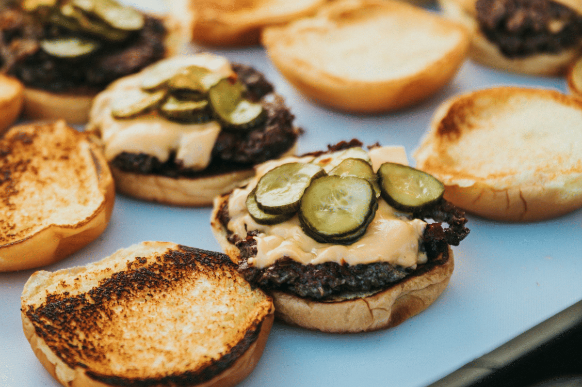 ilustrasi membuat smash burger