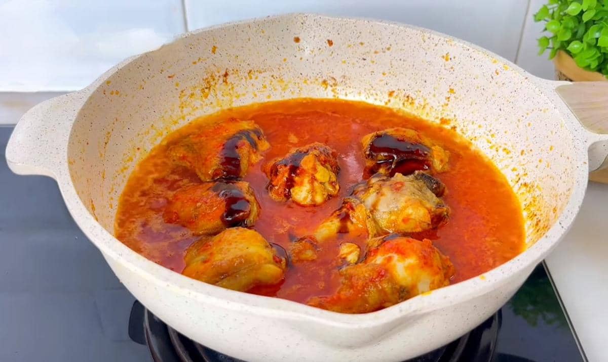 ilustrasi memasak ayam bumbu merah