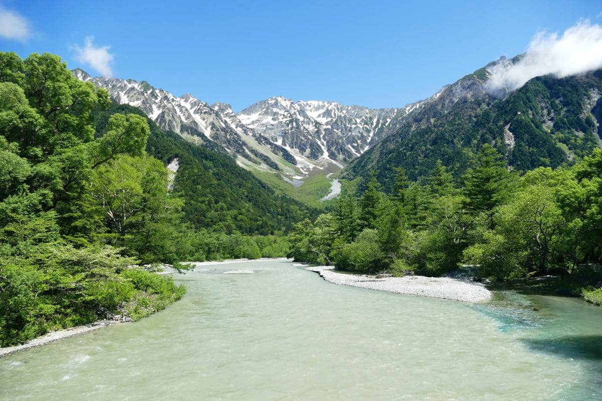 ilustrasi musim panas di Kamikochi, Jepang