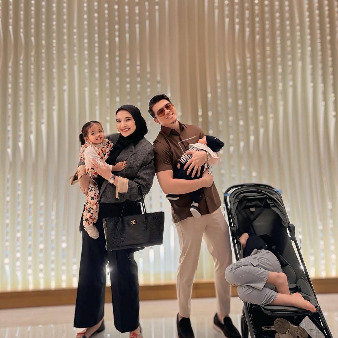 gaya busana ibu dan anak ala Zaskia Sungkar