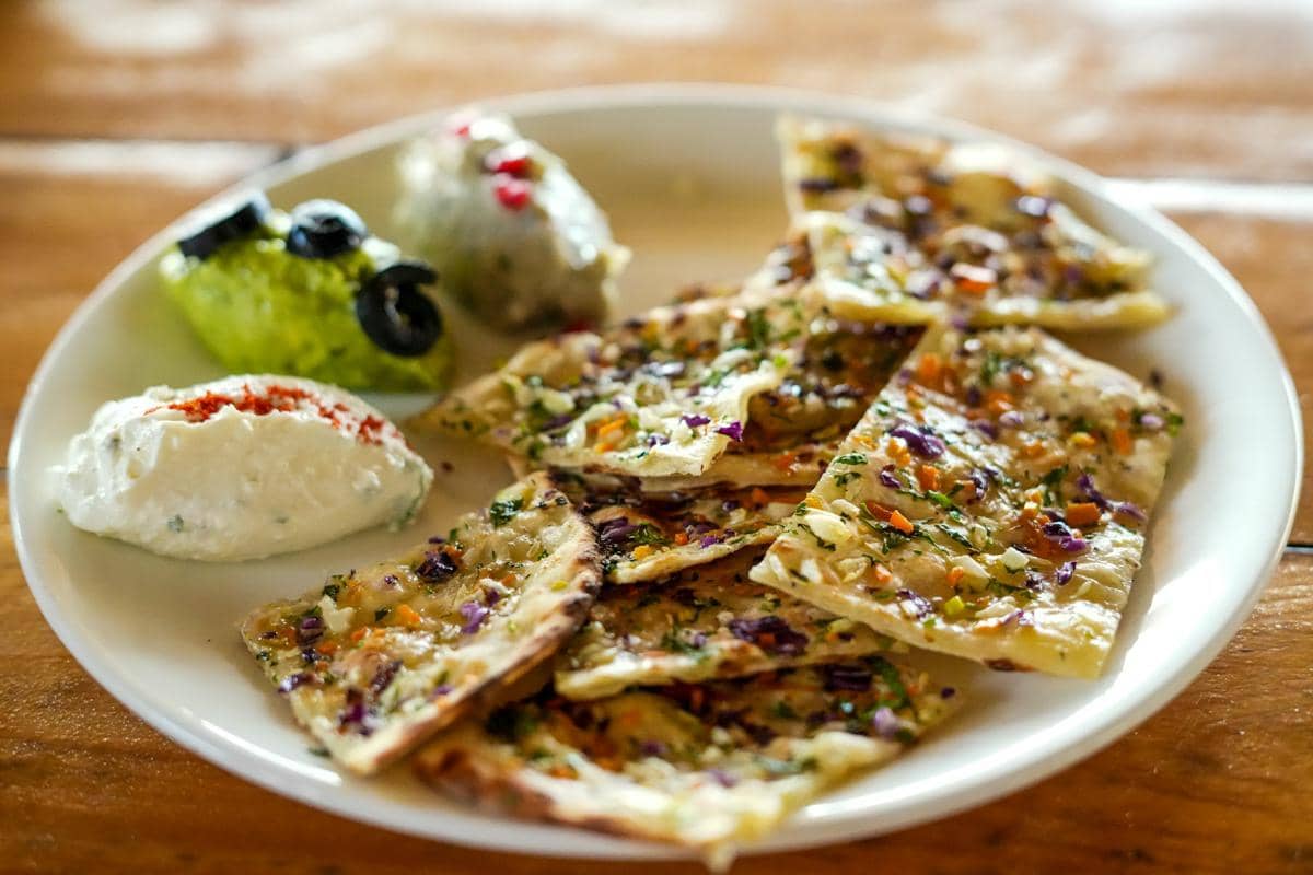 Resep Flatbread Saffron dengan Cocolan Yogurt, Aromanya Harum