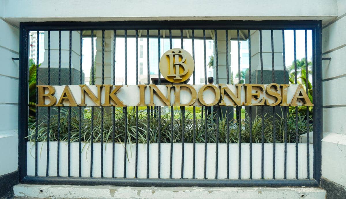 Tulisan Bank Indonesia pada pagar depan gedung sebagai ilustrasi kebijakan suku bunga BI