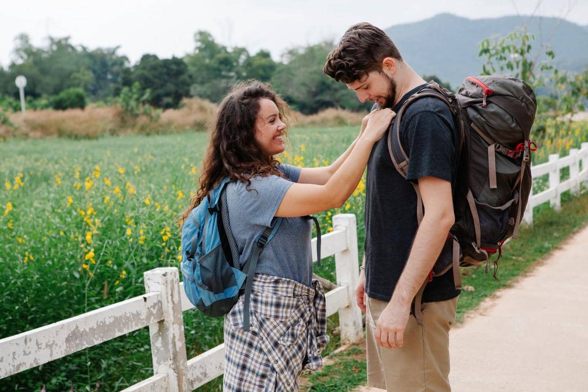 ilustrasi memasang chest strap pada ransel