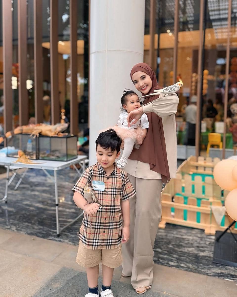 gaya busana ibu dan anak ala Zaskia Sungkar