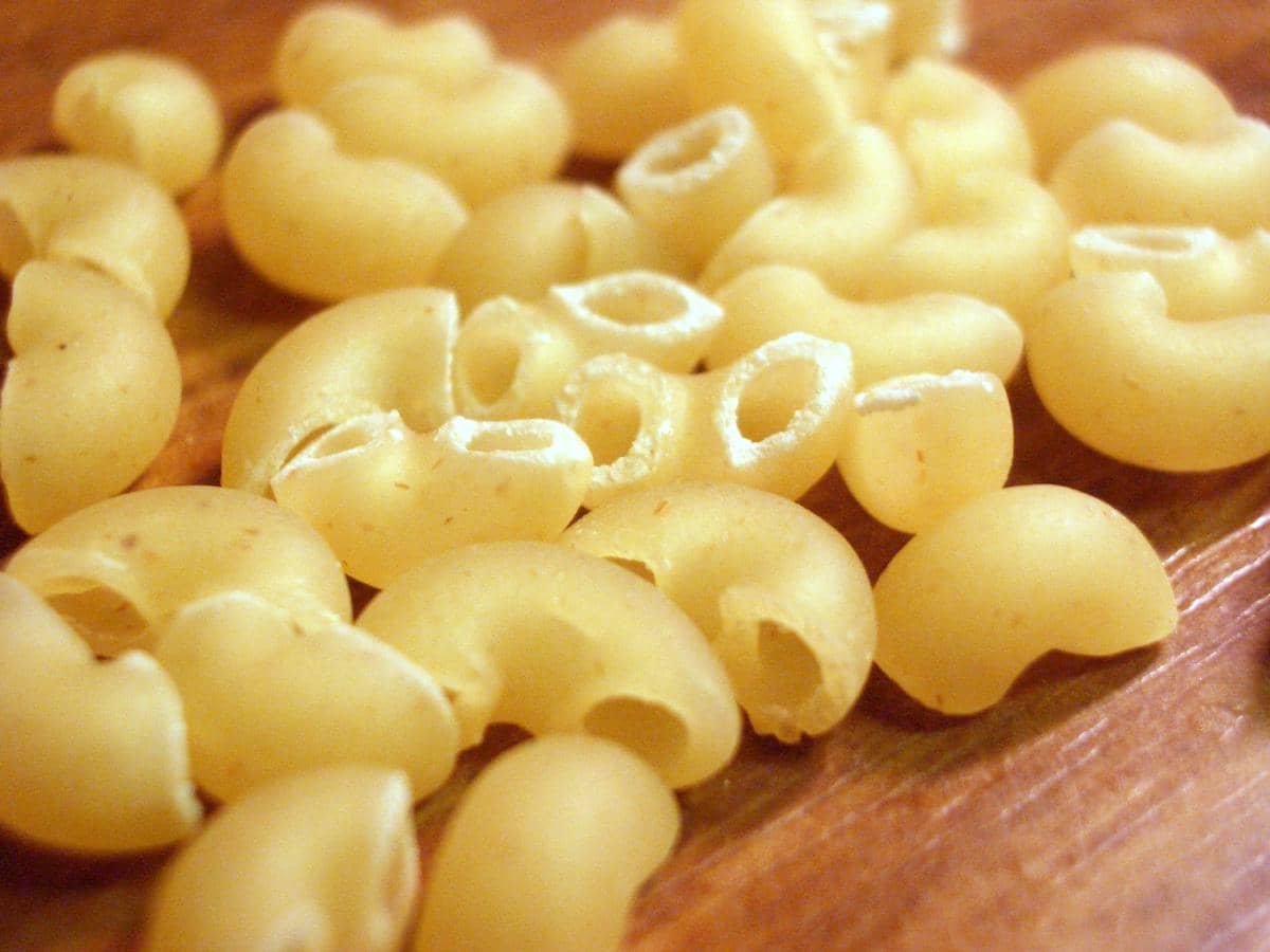 ilustrasi bahan macaroni schotel ayam brokoli