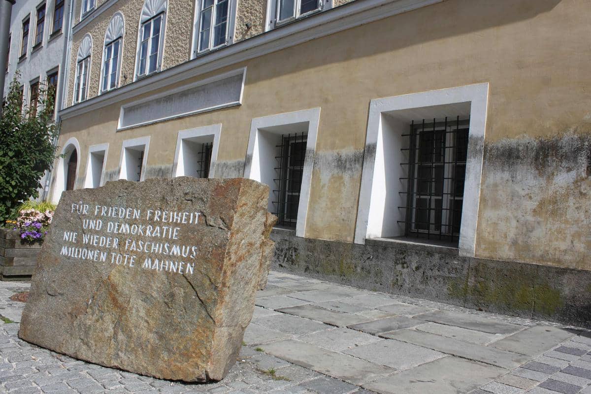 Batu Peringatan Melawan Perang dan Fasisme yang terletak tepat di depan bangunan rumah kelahiran Adolf Hitler di kota Braunau am Inn, Austria