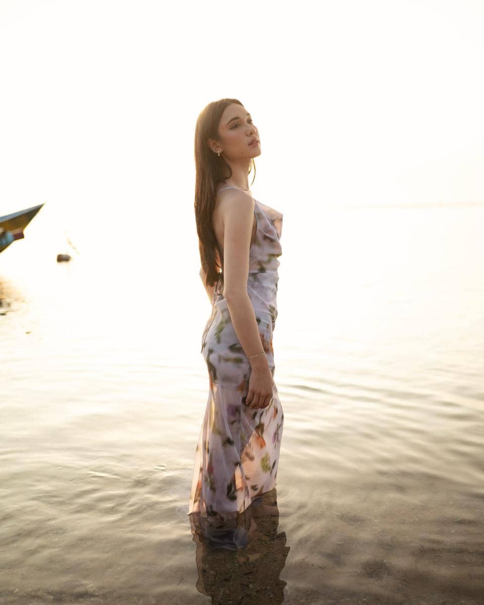 Photoshoot Yasmin Napper di tepi Pantai Sanur saat sunset