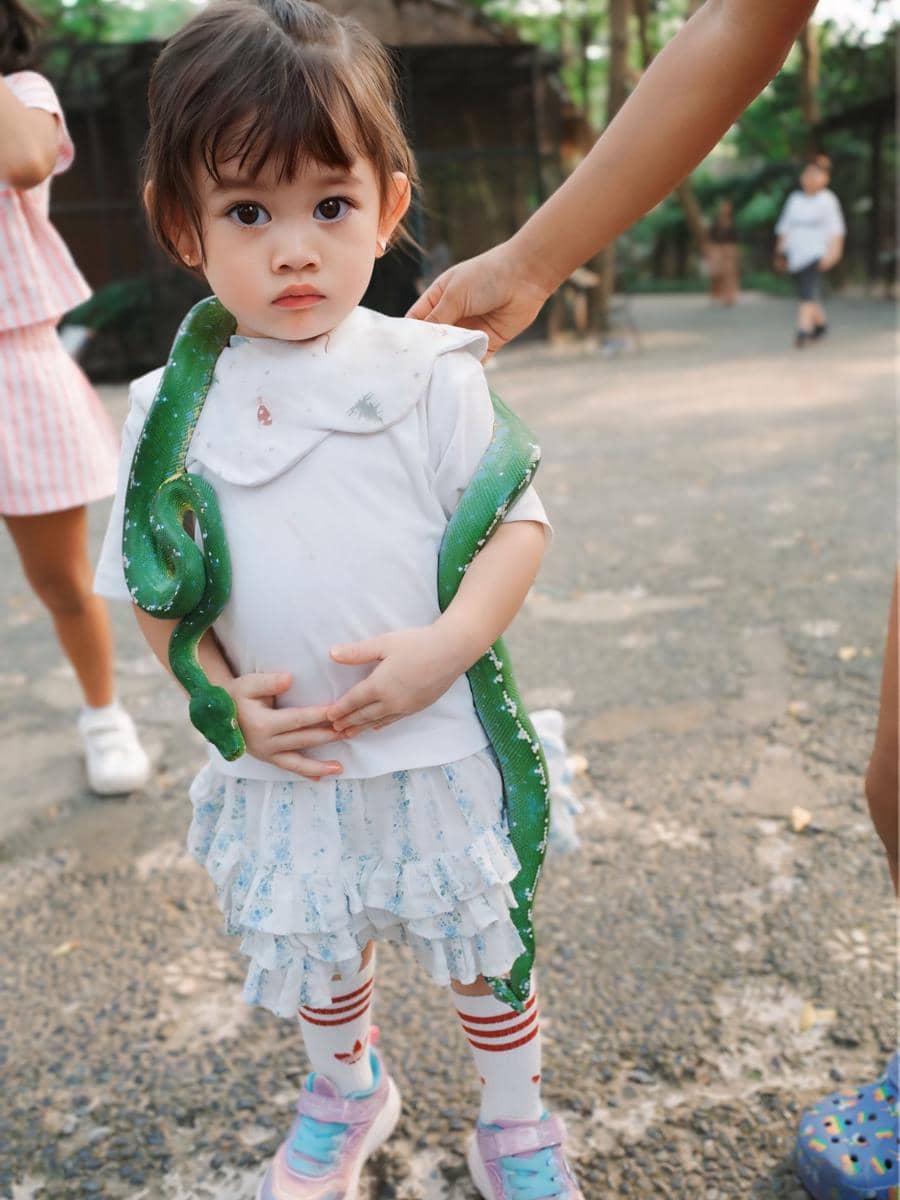 Gabriella Anak Denny Sumargo main bareng ular