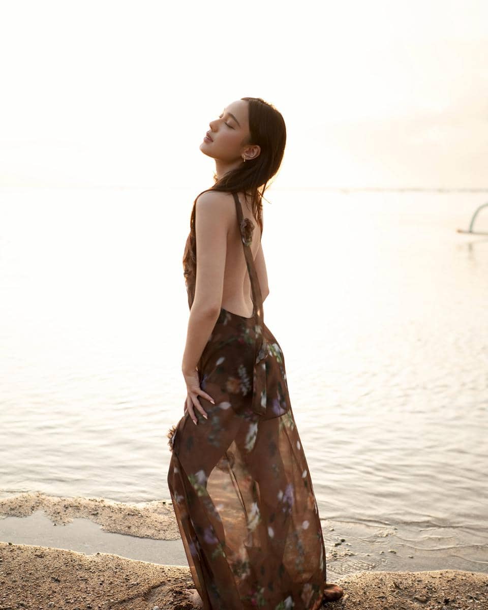 Photoshoot Yasmin Napper di tepi Pantai Sanur saat sunset