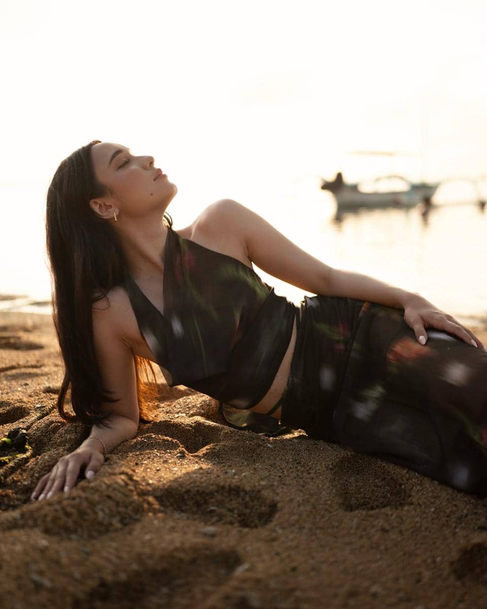 Photoshoot Yasmin Napper di tepi Pantai Sanur saat sunset