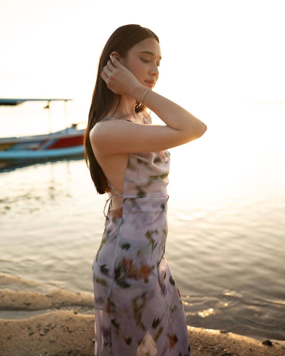 Photoshoot Yasmin Napper di tepi Pantai Sanur saat sunset