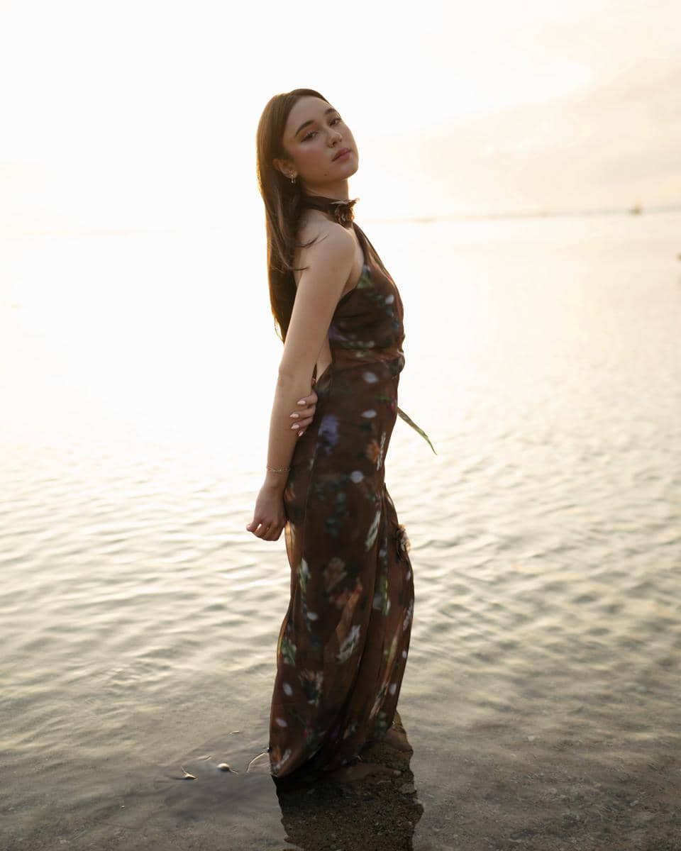 Photoshoot Yasmin Napper di tepi Pantai Sanur saat sunset
