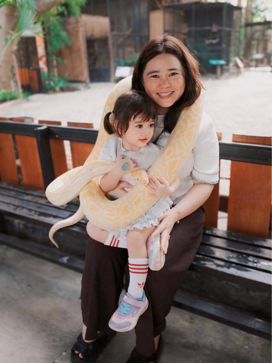 Gabriella Anak Denny Sumargo main bareng ular