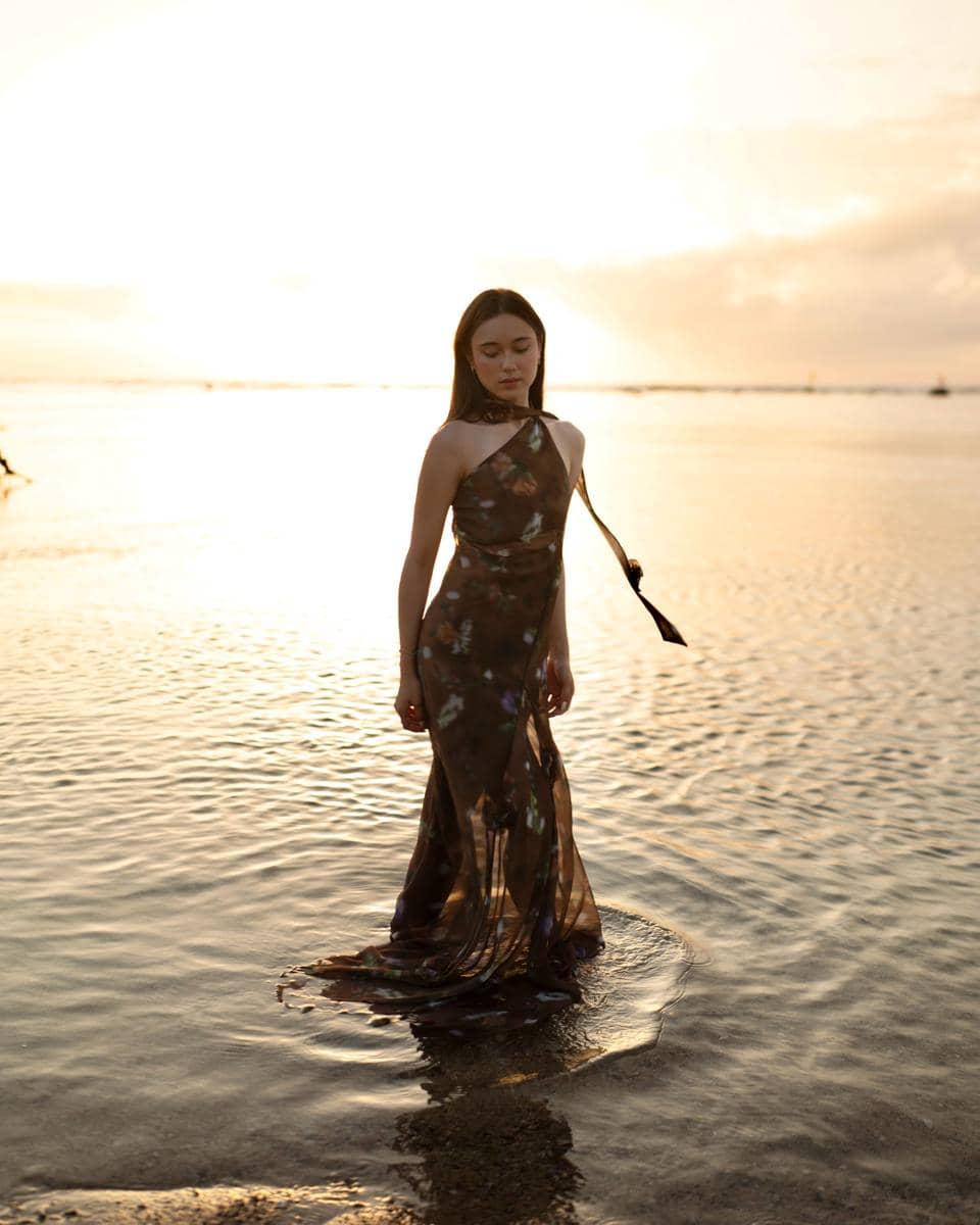 Photoshoot Yasmin Napper di tepi Pantai Sanur saat sunset