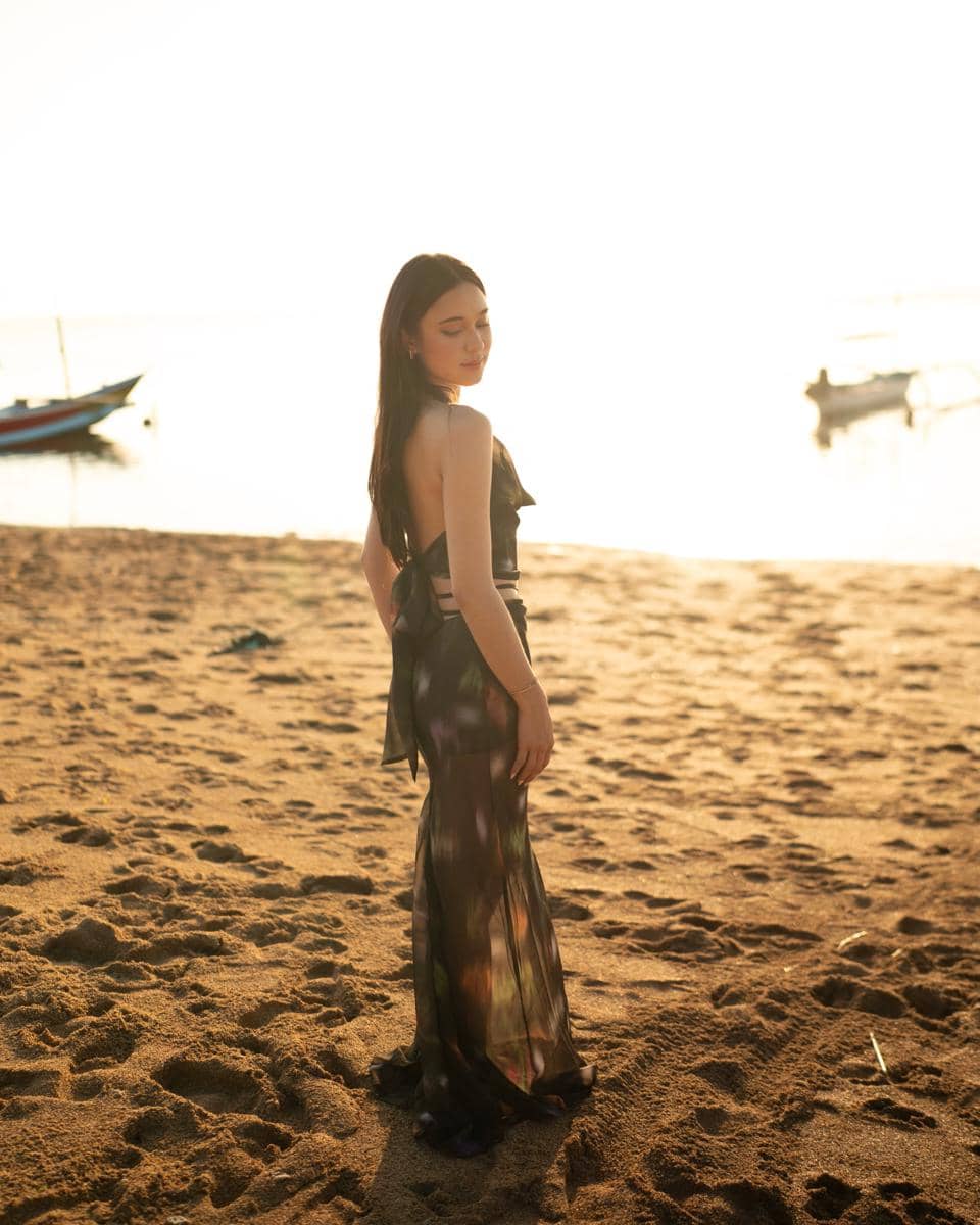 Photoshoot Yasmin Napper di tepi Pantai Sanur saat sunset