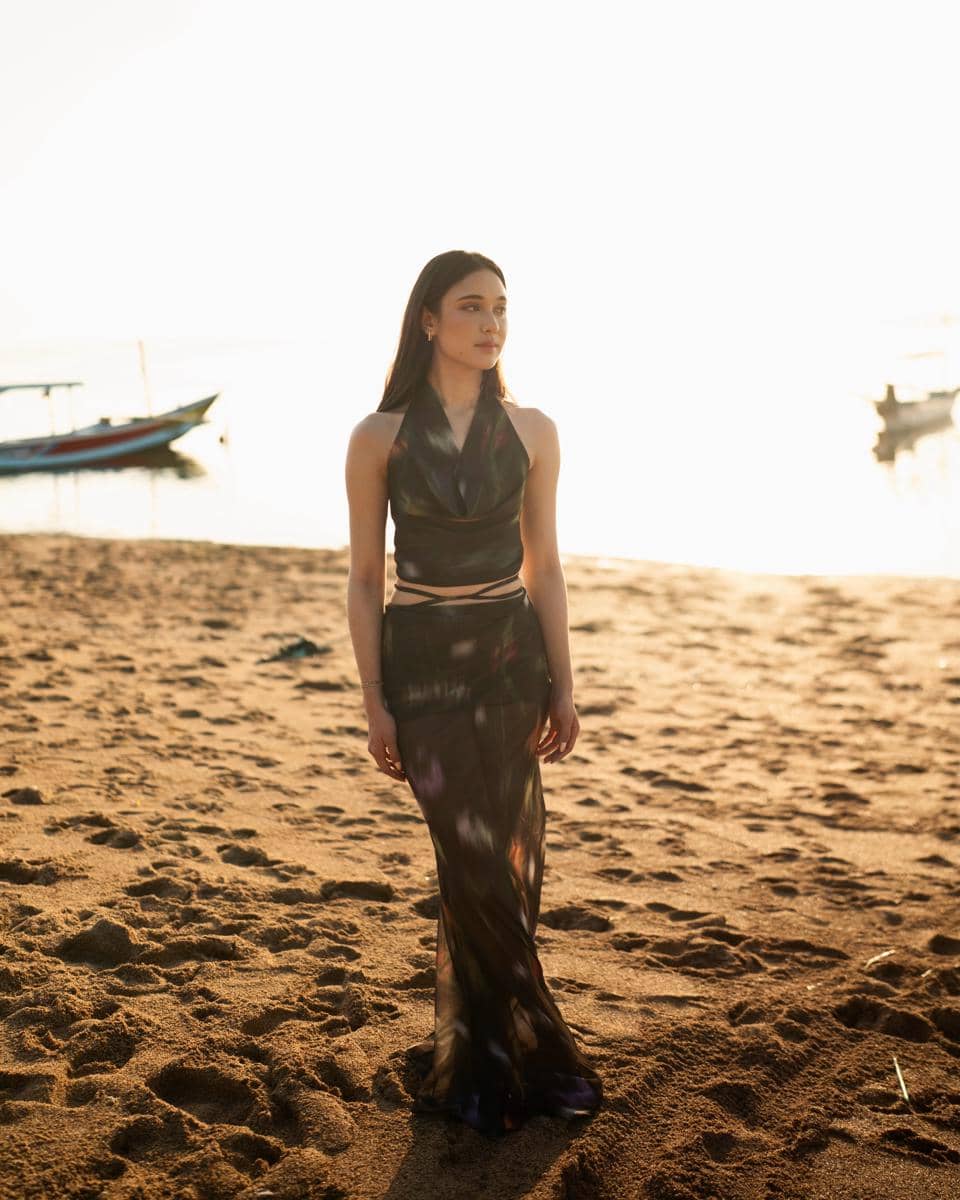 Photoshoot Yasmin Napper di tepi Pantai Sanur saat sunset