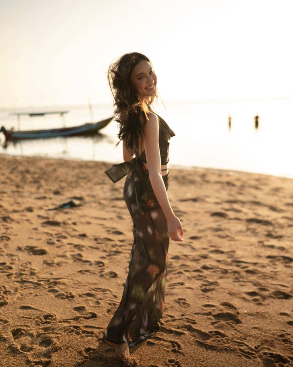Photoshoot Yasmin Napper di tepi Pantai Sanur saat sunset