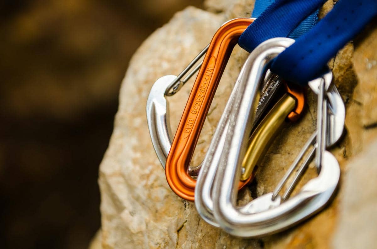 Apa Fungsi Carabiner dalam Aktivitas Outdoor? Bukan Sekadar Pengait